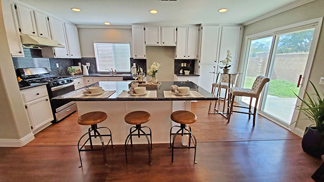 Kitchen & Center Island - Photo Gallery Preview