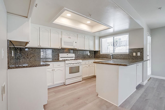 Kitchen with Breakfast Bar - Gallery Preview